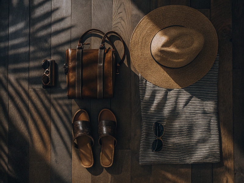 Accessori mare: cappelli, occhiali, borse nella boutique La Mariposa