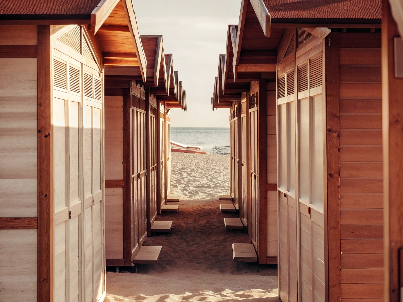 Cabine spogliatoio in legno sulla spiaggia di La Mariposa a Ostia