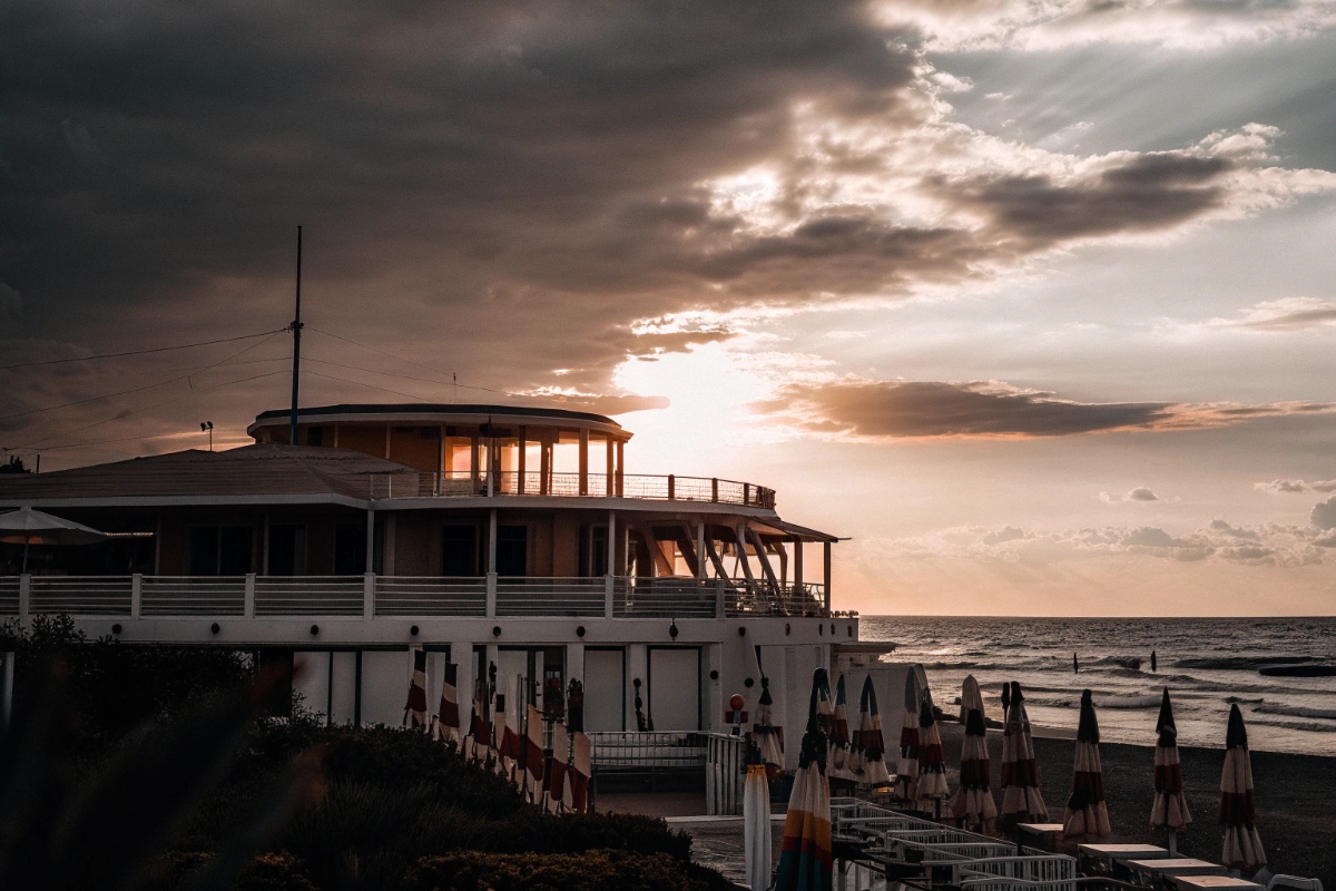 Tramonto sul mare di Lido di Ostia in estate